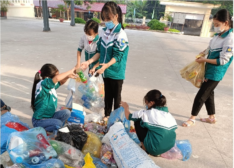 Liên đội trường Tiểu học Lưỡng Vượng, thành phố Tuyên Quang tổ chức  thu gom, phân loại rác thải nhựa