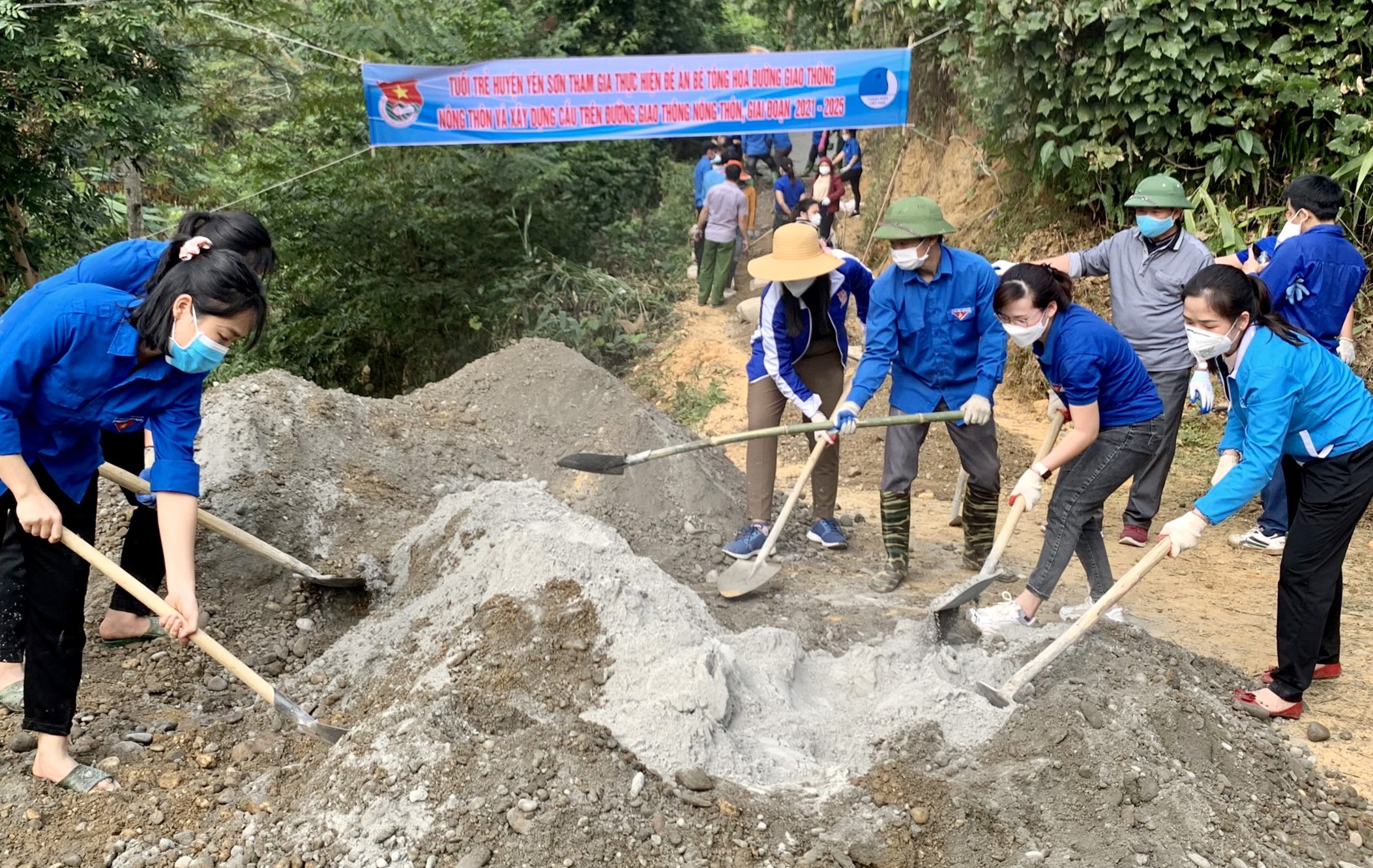 Chi đoàn cơ sở Tỉnh đoàn cùng tuổi trẻ huyện Yên Sơn tham gia các hoạt động “3 cùng” tại cơ sở