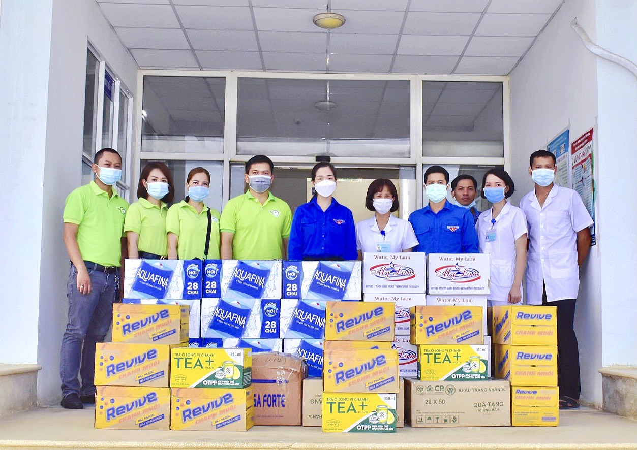 Uỷ ban Hội LHTN Việt Nam tỉnh, CLB Thiện nguyện xanh trao tặng vật phẩm tại Bệnh viện Lao, Phổi tỉnh Tuyên Quang
