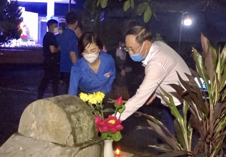 TUỔI TRẺ HUYỆN HÀM YÊN ĐỒNG LOẠT TỔ CHỨC LỄ THẮP NẾN TRI ÂN CÁC ANH HÙNG LIỆT SĨ