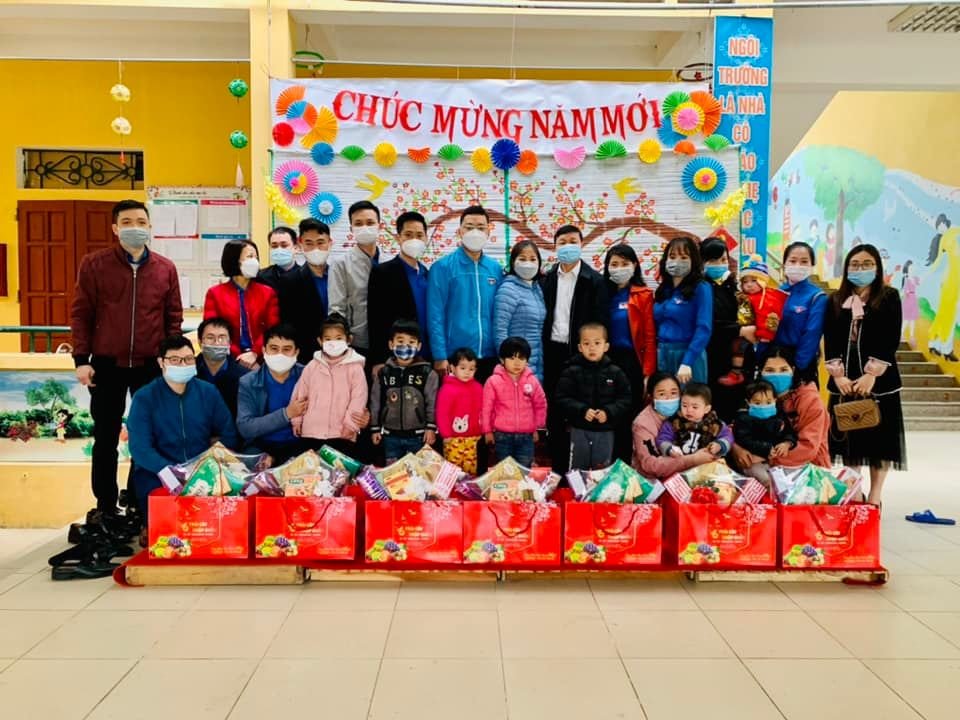 Tỉnh đoàn và Hội LHTN Việt Nam tỉnh tổ chức tặng quà Tết cho con em thanh niên công nhân nhân dịp Tết Nguyên đán Nhâm Dần 2022