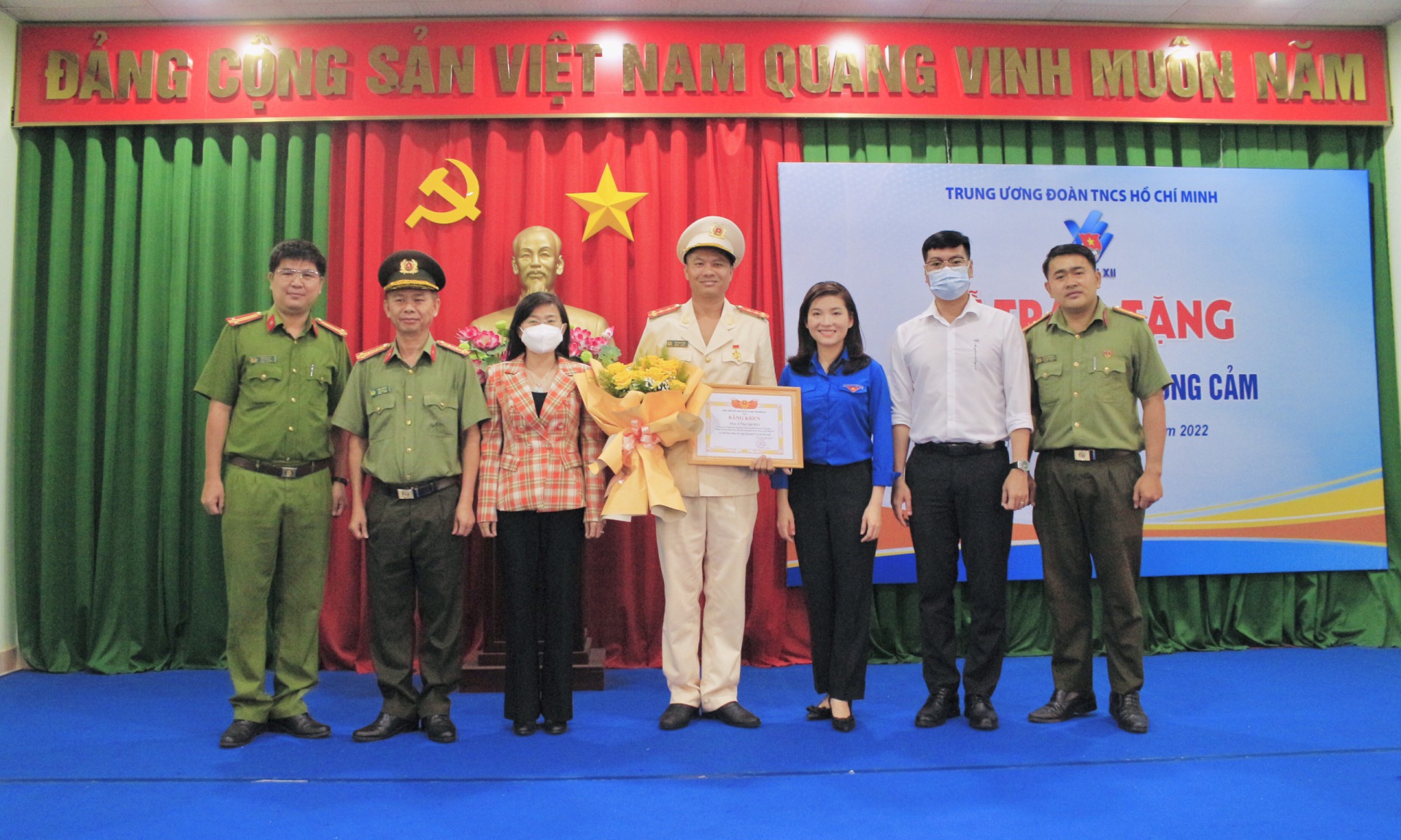 Trung ương Đoàn TNCS Hồ Chí Minh trao tặng Huy hiệu Tuổi trẻ dũng cảm cho đồng chí Thái Ngô Hiếu
