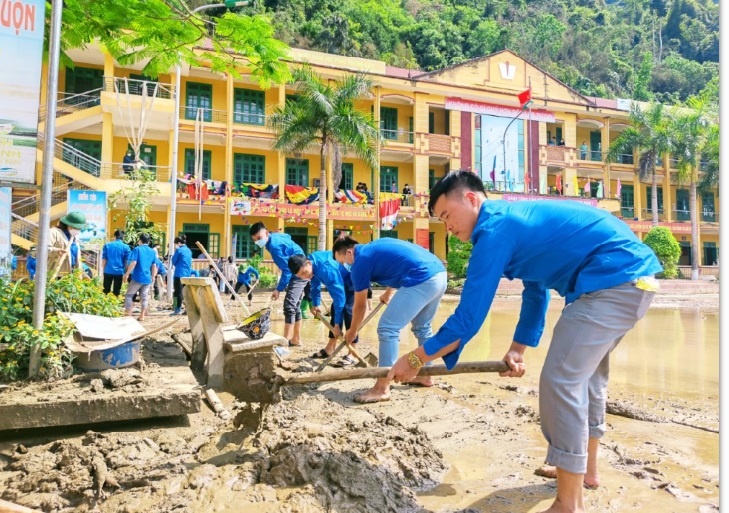 Tuổi trẻ huyện Lâm Bình tham gia khắc phục hậu quả do mưa lũ