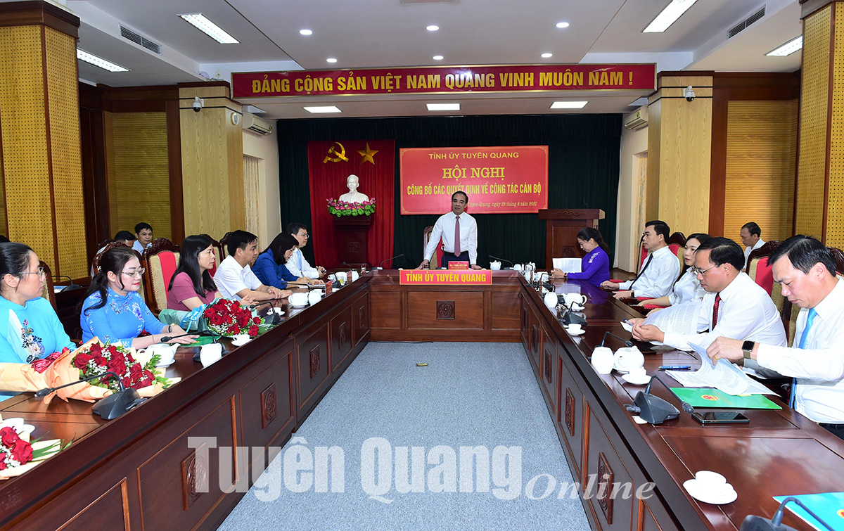 Công bố các quyết định về công tác cán bộ