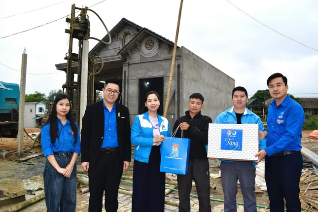 Ban Thường vụ Tỉnh đoàn Tuyên Quang thăm, tặng quà đội tình nguyện hỗ trợ giải phóng mặt bằng phục vụ dự án cao tốc Tuyên Quang – Hà Giang