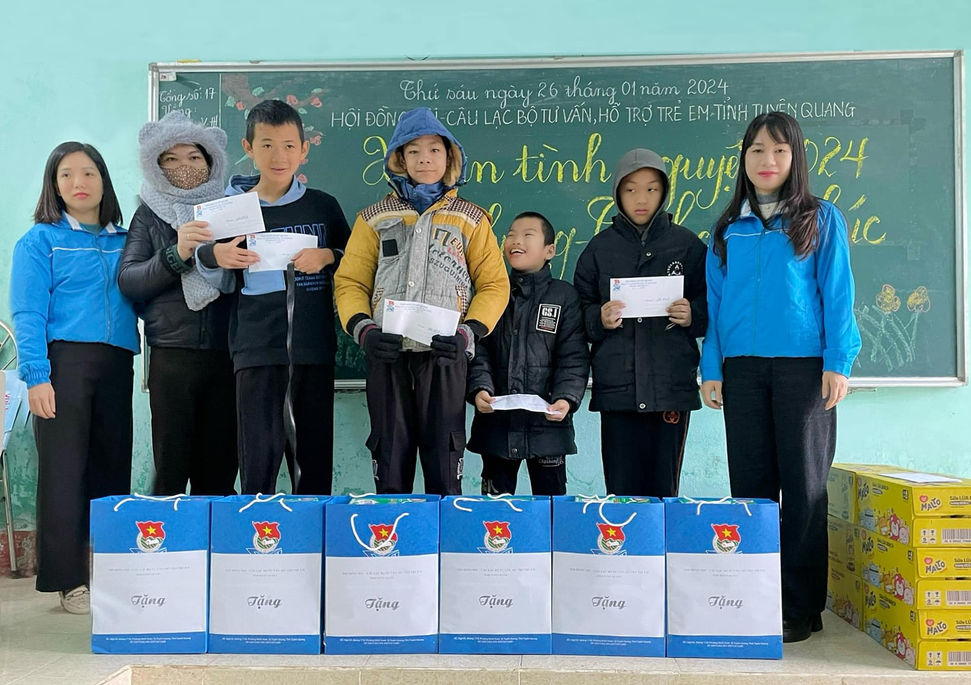 Tuyên Quang: Câu lạc bộ Tư vấn, trợ giúp trẻ em tỉnh, Hội đồng Đội tỉnh thăm hỏi, tặng quà Tết cho trẻ em khuyết tật dịp Tết Nguyên đán Giáp Thìn 2024