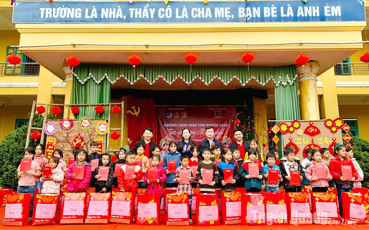 100 suất quà Tết tặng các em thiếu nhi có hoàn cảnh khó khăn trên địa bàn huyện Na Hang