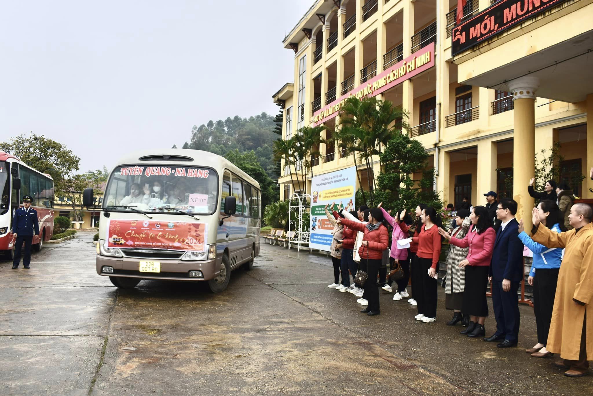 Ý nghĩa những chuyến xe “0 đồng” đưa 400 học sinh về quê đón Tết