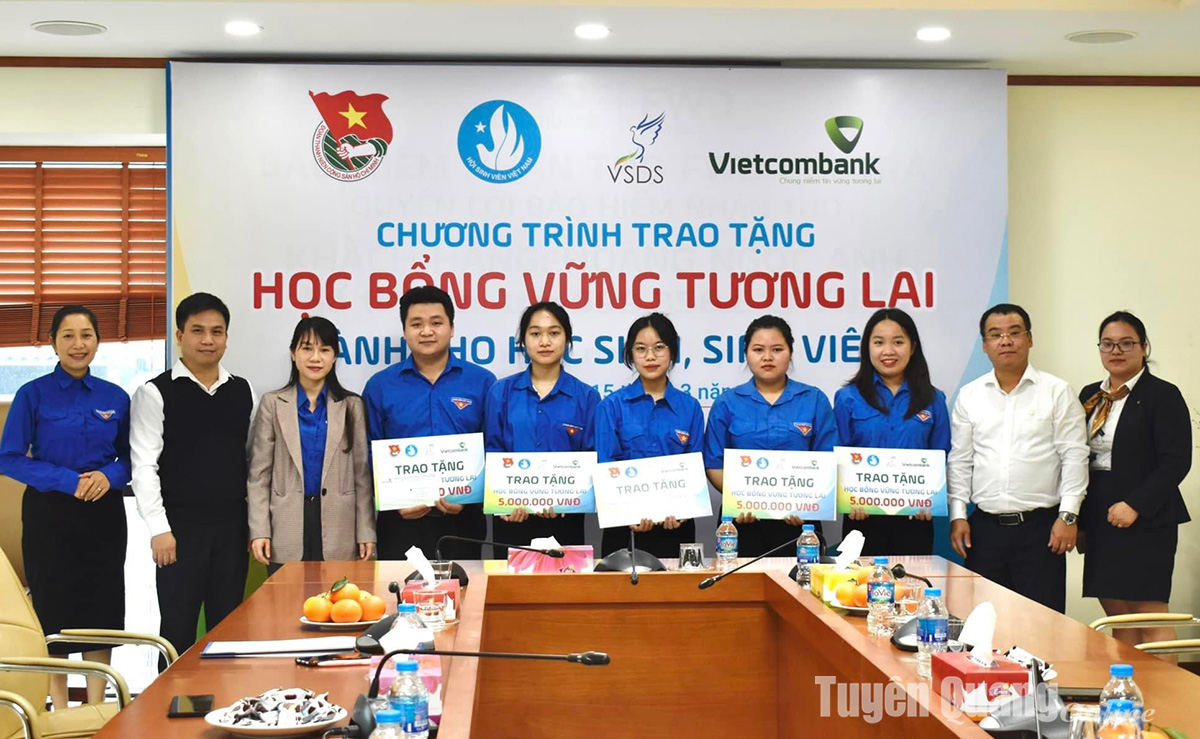 Trao tặng học bổng Vững tương lai cho học sinh, sinh viên Tuyên Quang