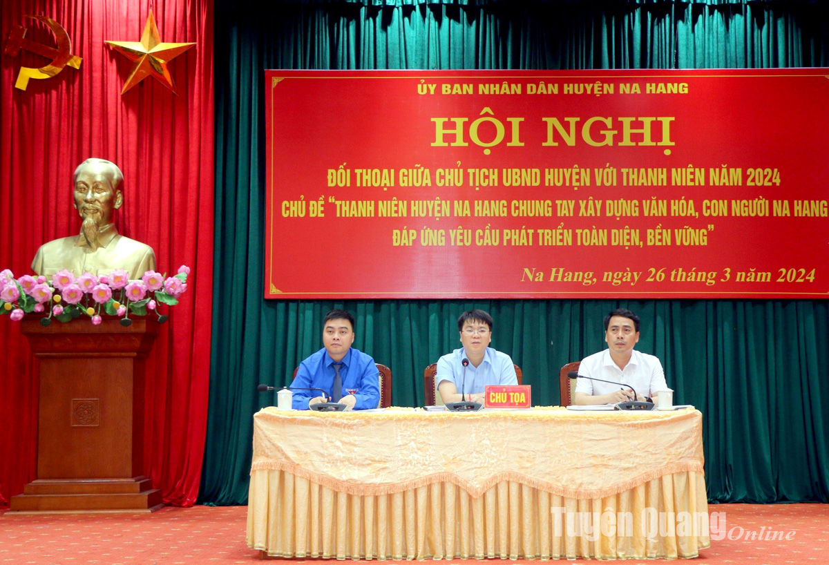 Chủ tịch UBND huyện Na Hang đối thoại với thanh niên