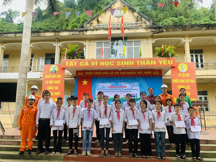 Liên đội PTDTBT THCS Năng Khả, huyện Na Hang tuyên truyền công tác phòng chống thiên tai, bảo vệ môi trường gắn với tặng quà cho học sinh có hoàn cảnh khó khăn tại Liên đội