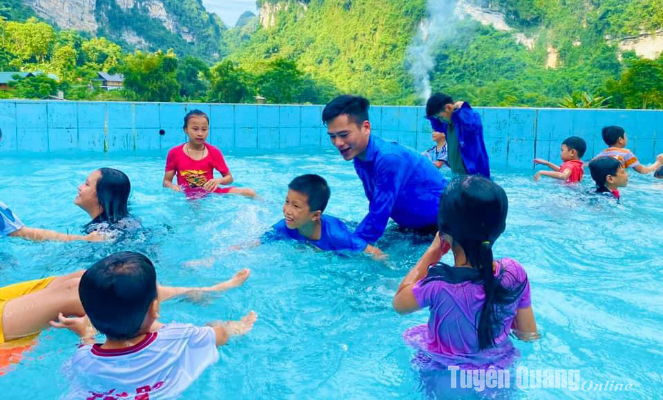 Hội đồng Đội huyện Lâm Bình mở lớp dạy bơi miễn phí