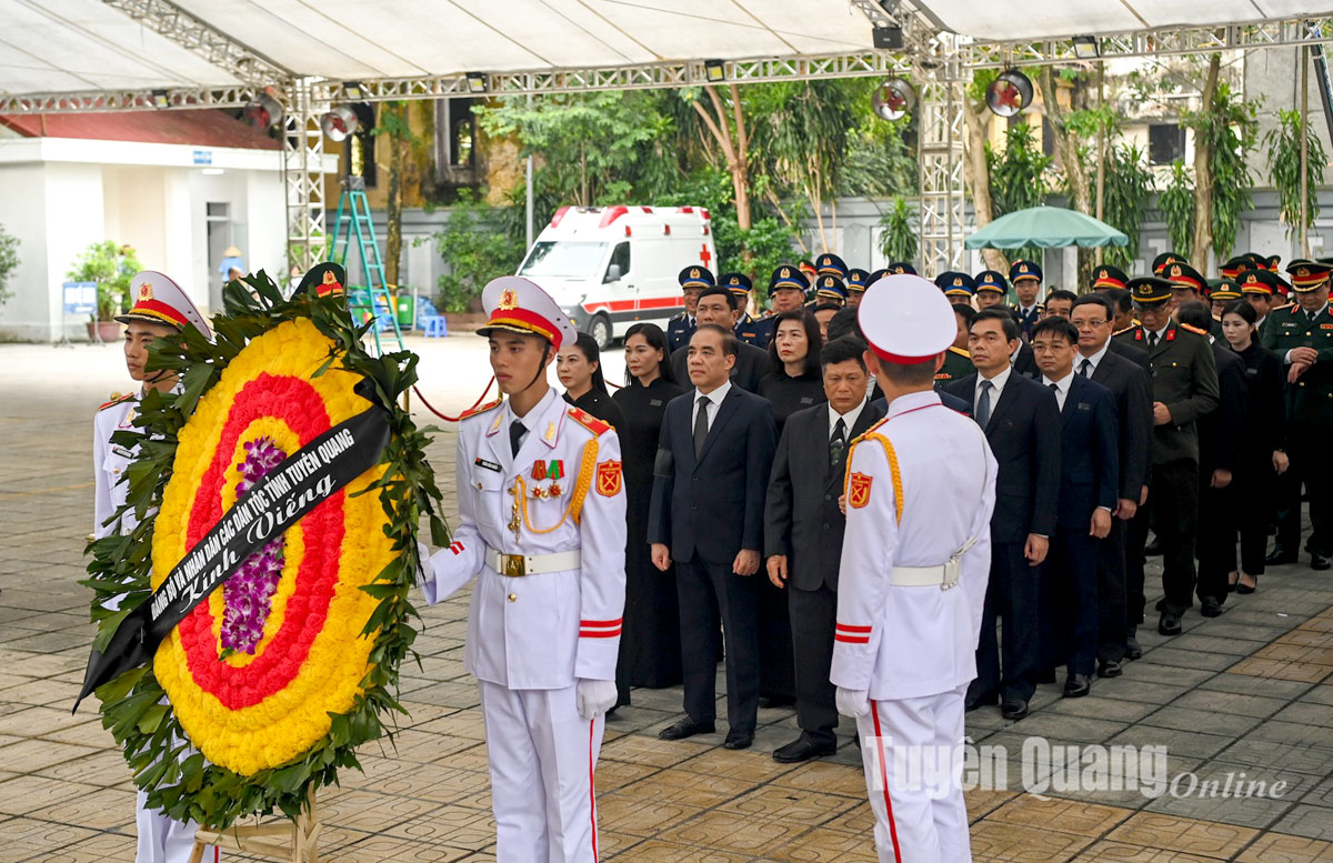 Đoàn đại biểu tỉnh Tuyên Quang viếng Tổng Bí thư Nguyễn Phú Trọng