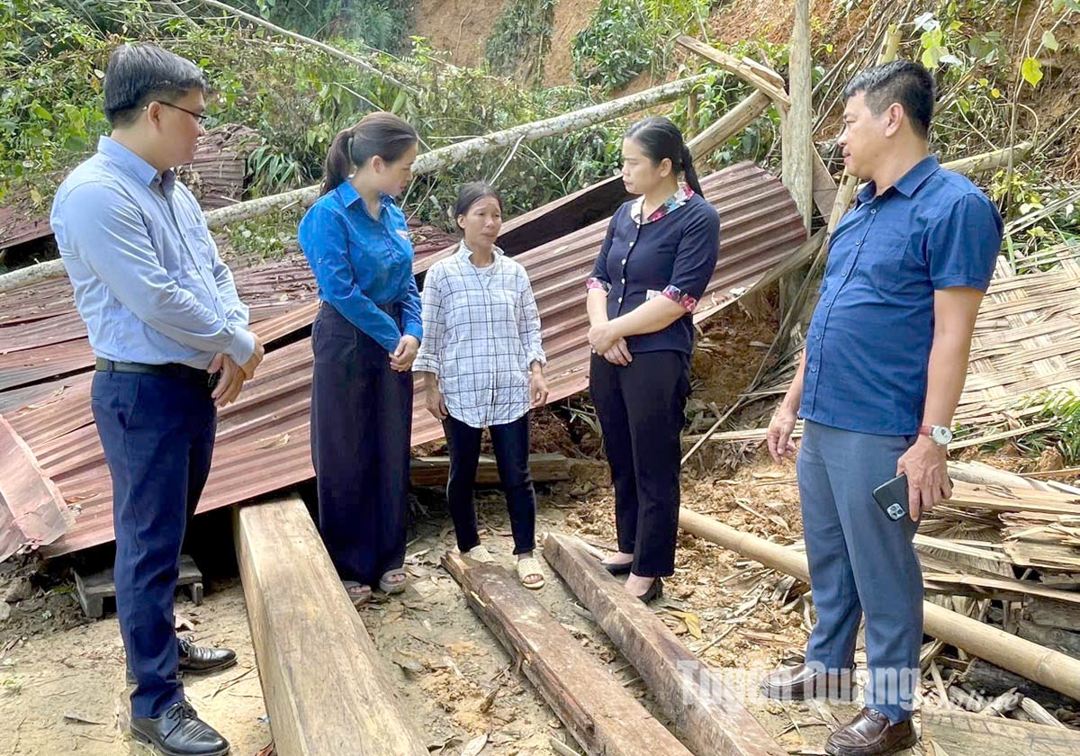 Thăm hỏi, tặng quà nhân dân bị ảnh hưởng lũ bão tại huyện Chiêm Hóa