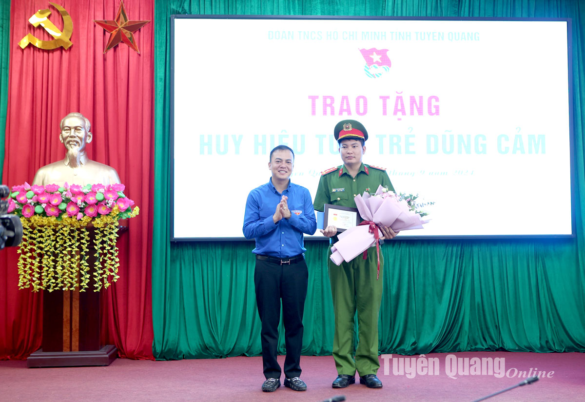 Trao tặng Huy hiệu Tuổi trẻ dũng cảm cho Đại úy Lục Văn Nguyên