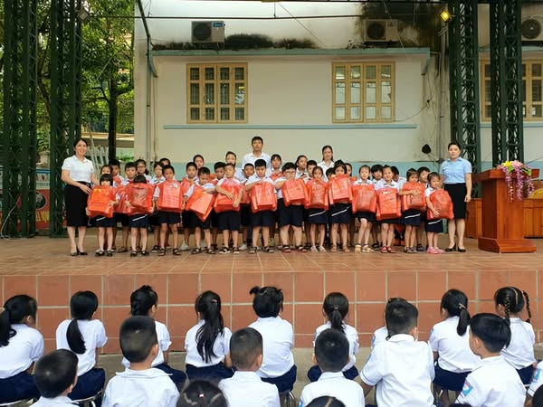 Liên đội Tiểu học Hồng Thái tặng quà cho học sinh có hoàn cảnh khó khăn