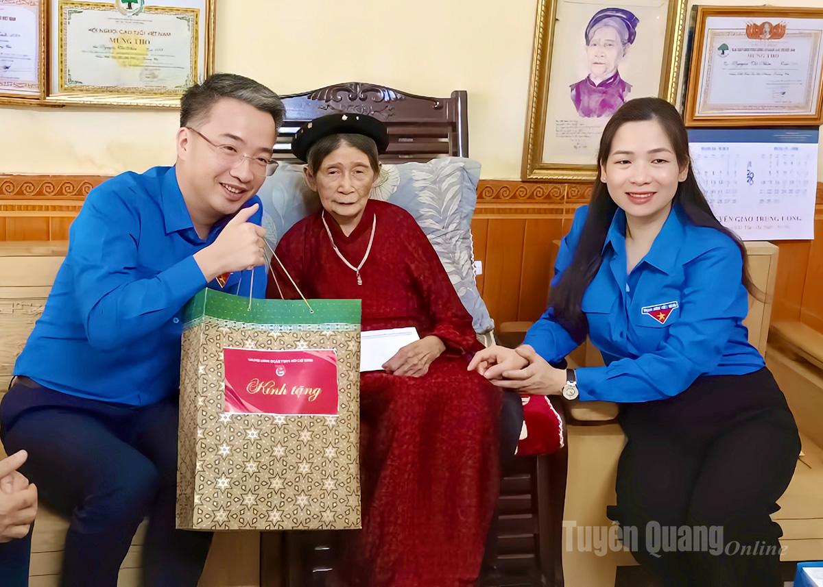 Lãnh đạo Trung ương Đoàn thăm, tặng quà Mẹ Việt Nam Anh hùng tại Tuyên Quang