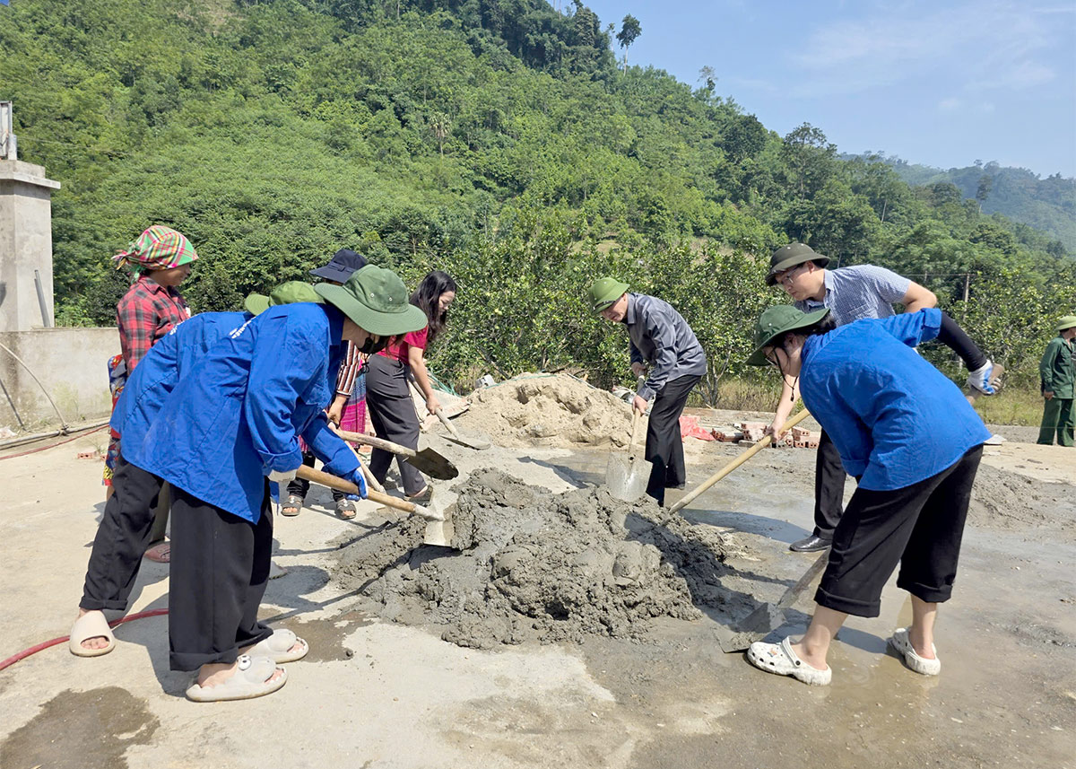 Khởi công làm đường bê tông vào điểm trường Mầm non Kiến Thiết